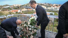 Imagem de MNE alemão e português depositam coroa de flores no local do acidente
