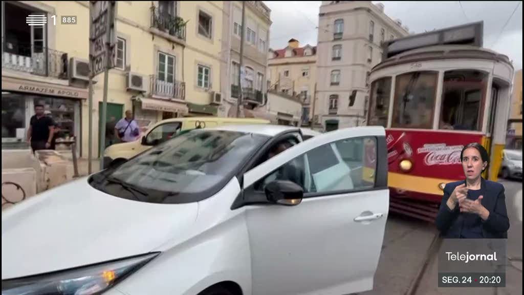Carro mal estacionado. Deputado do Chega impede circulação de elétrico em Lisboa