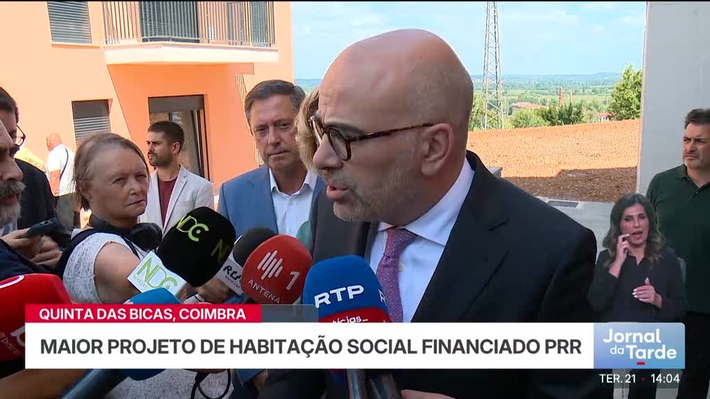 Primeiros 56 moradores da Quinta das Bicas em Coimbra recebem chaves das novas casas