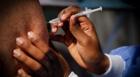OCDE diz que é prioritário distribuir vacinas «o mais rápido possível»