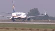 Torre de controlo autoriza aterragem com avião na pista  (vídeo)