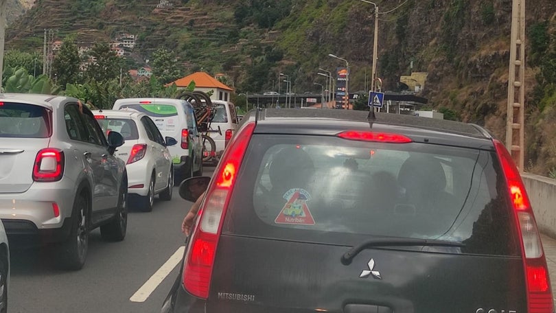 Imagem de Acidente congestiona trânsito na Ribeira Brava