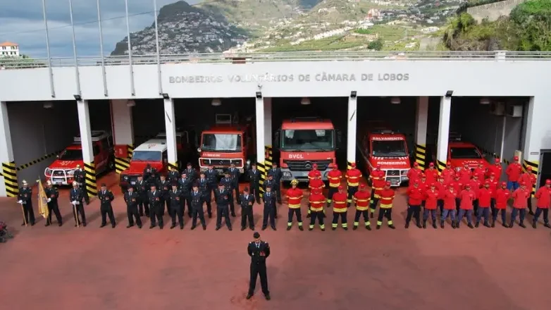 Imagem de Incêndio no Estreito de Câmara de Lobos obriga a combate com meio aéreo
