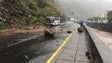 Queda de pedras atinge autocarro e obriga a corte de estrada na Ribeira Brava (vídeo)
