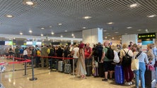 Imagem de Operações retomadas, passageiros desesperam por voo (vídeo)