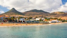 Imagem de Porto Santo hasteia primeira Bandeira Azul da Região