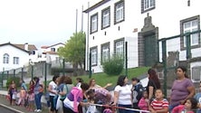 Imagem de Encarregados de educação fecham portões da Escola da Relva [Vídeo]