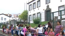 Encarregados de educação fecham portões da Escola da Relva [Vídeo]