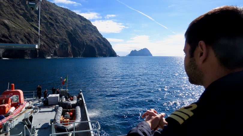 Imagem de Navio da Marinha presta apoio na rendição dos vigilantes das Desertas
