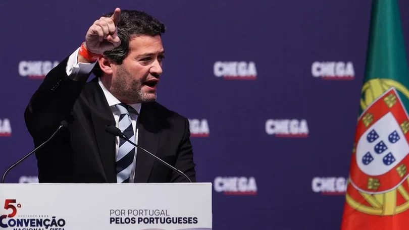 Imagem de André Ventura difunde noticias falsas com o grafismo da Renascença e do Público