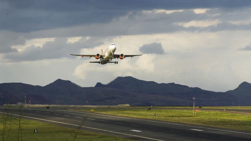 Dez voos divergiram devido ao vento forte no Aeroporto da Madeira