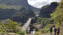 Imagem de Grupo de caminhantes cumpre volta à ilha pelos caminhos reais