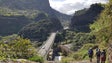 Grupo de caminhantes cumpre volta à ilha pelos caminhos reais