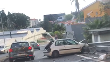 Imagem de Despiste aparatoso na estrada da Levada dos Ilhéus condiciona trânsito (vídeo)