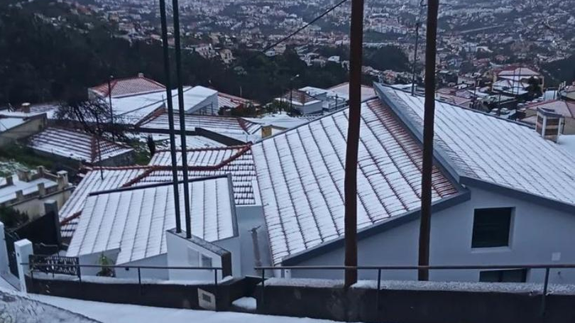 Imagem de Bombeiros chamados a socorrer pessoas presas na neve durante a madrugada
