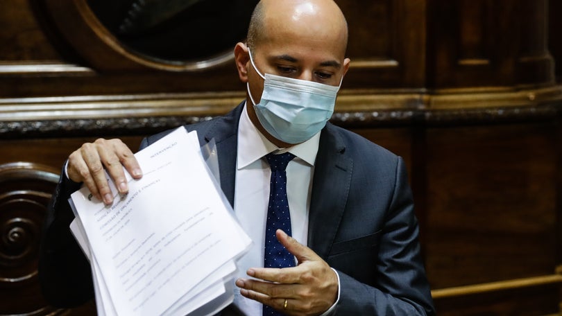Imagem de Ministro das Finanças informa Parlamento de revisão do défice de 2020 para 7%