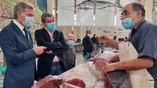 Imagem de Vendedores de peixe satisfeitos (vídeo)