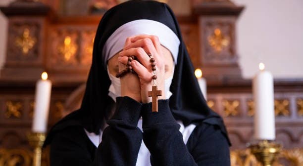 Penas entre 12 e 17 anos para padre e «freiras» por escravizarem noviças
