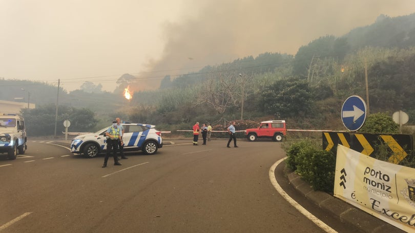 Mulher ferida com queimaduras nas Achadas da Cruz