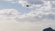 Imagem de Helicóptero combate incêndio na encosta dos Socorridos (vídeo)