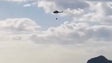 Helicóptero combate incêndio na encosta dos Socorridos (vídeo)