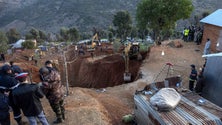 Imagem de Socorristas lutam para salvar criança que caiu num poço em Marrocos há 4 dias