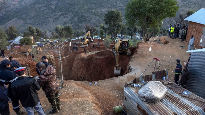 Socorristas lutam para salvar criança que caiu num poço em Marrocos há 4 dias