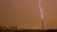 Imagem de Torre Eiffel atingida por um raio durante tempestade