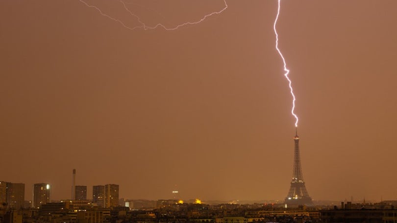 Imagem de Torre Eiffel atingida por um raio durante tempestade