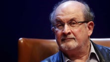 Imagem de Escritor Salman Rushdie já não está ligado ao ventilador