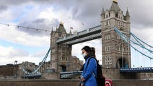 Imagem de Vacinados e menores ingleses sem isolamento