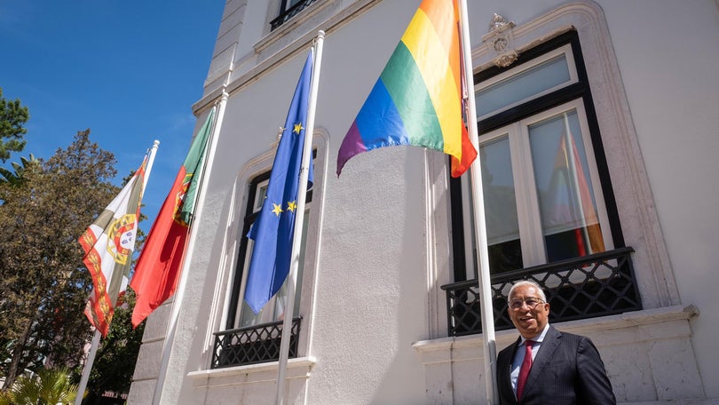 Imagem de Costa promete combate à discriminação sexual e hasteia bandeira do arco-íris em S. Bento