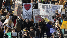 Milhares de docentes concentrados em frente ao ministério