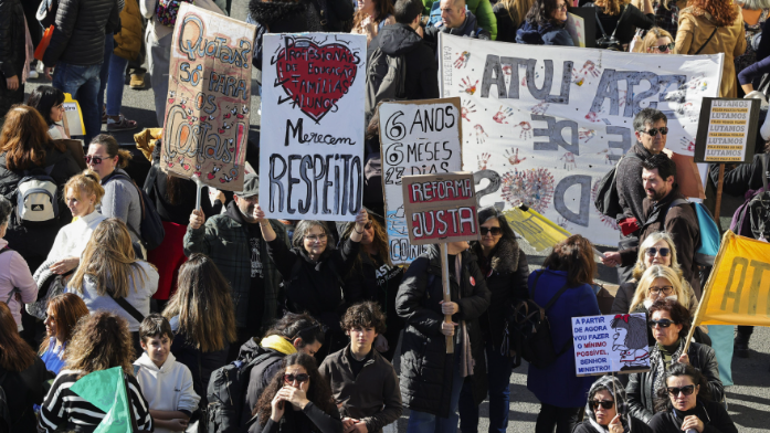 Imagem de Milhares de docentes concentrados em frente ao ministério