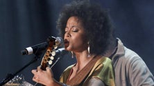 Imagem de Sara Tavares no 1º dia do Azores Burning Summer [Vídeo]
