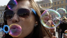 Imagem de Jovens são mais instruídos, têm menos trabalho e emigram mais do que há 20 anos