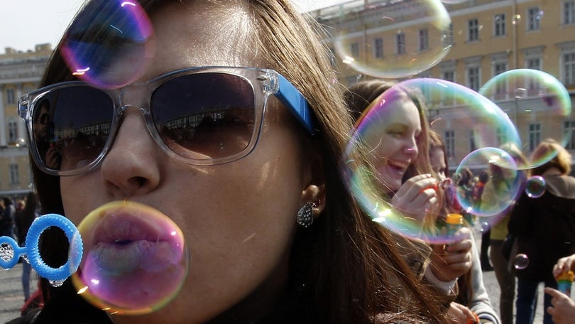 Imagem de Jovens são mais instruídos, têm menos trabalho e emigram mais do que há 20 anos