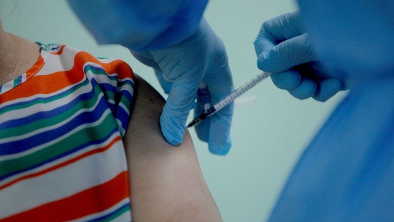 Imagem de Futuro pós-vacinação entre reforço de dose, controlo de variantes e medicamentos