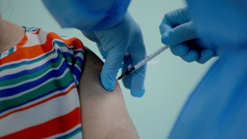 Futuro pós-vacinação entre reforço de dose, controlo de variantes e medicamentos