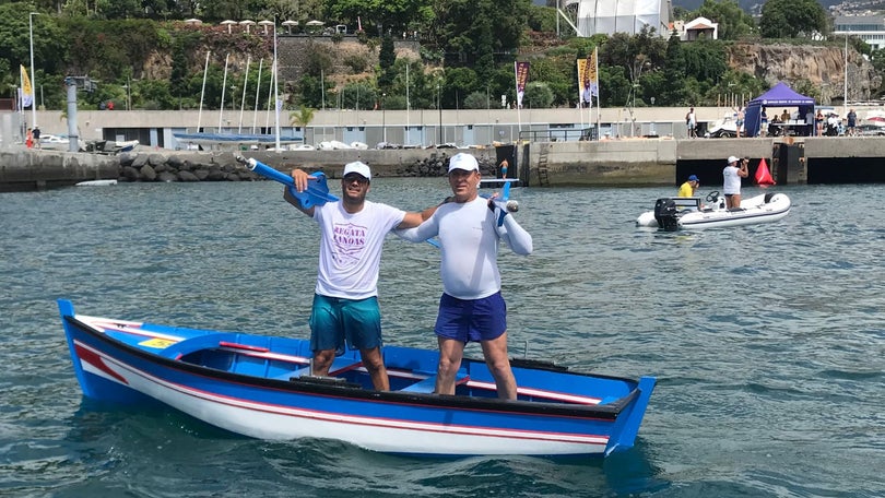 Imagem de Regata de canoas tradicionais com participação recorde