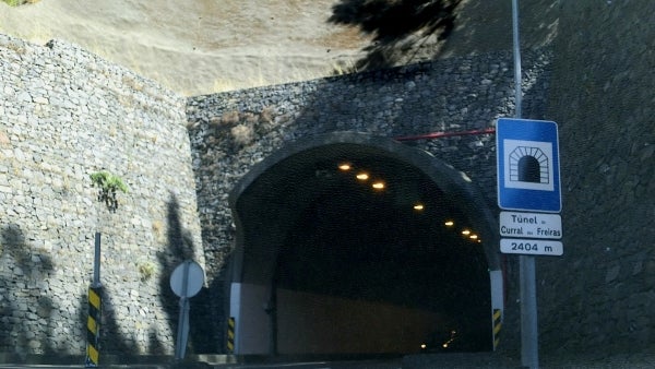 Imagem de Acidente no túnel do Curral das Freiras provocou sete feridos