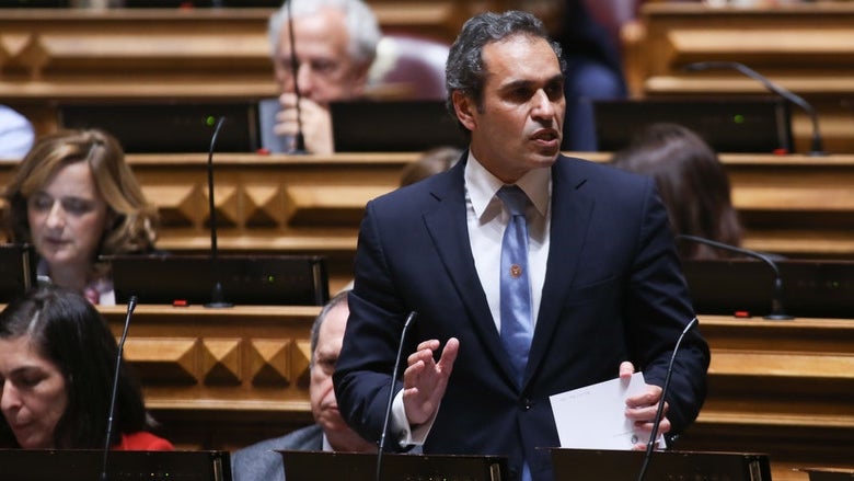 Imagem de PS acusa PSD e CDS-PP de meterem a cabeça na areia