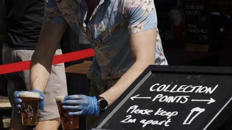 Imagem de Covid-19: Reino Unido reduz distanciamento social e anuncia reabertura de bares e restaurantes