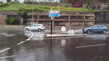 Imagem de Chuva forte provoca pequenas inundações no Funchal (vídeo)