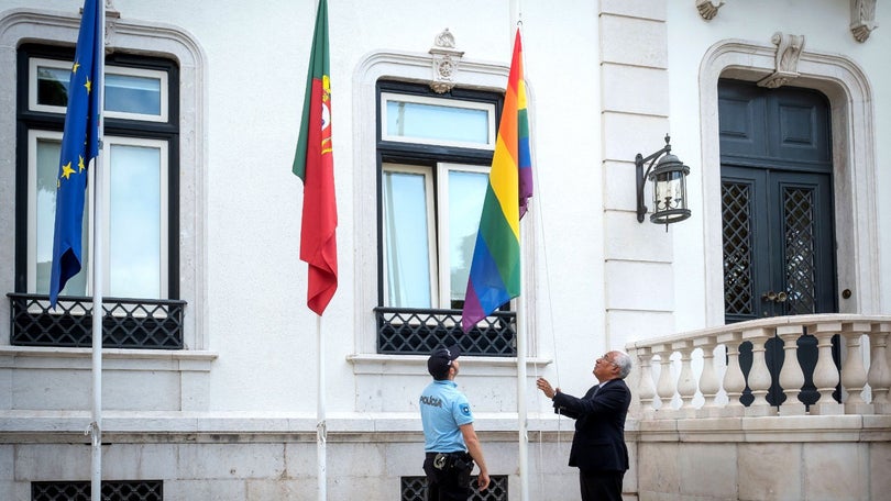 Imagem de Costa hasteia bandeira arco-íris em São Bento no Dia contra a Homofobia