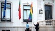 Costa hasteia bandeira arco-íris em São Bento no Dia contra a Homofobia