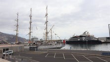 Imagem de Porto do Funchal lotado com quatro navios