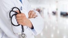 Imagem de SNS pagou 108 milhões de euros em horas extras aos médicos em 2022