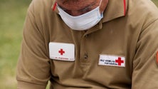 Imagem de Voluntários da Cruz Vermelha em risco