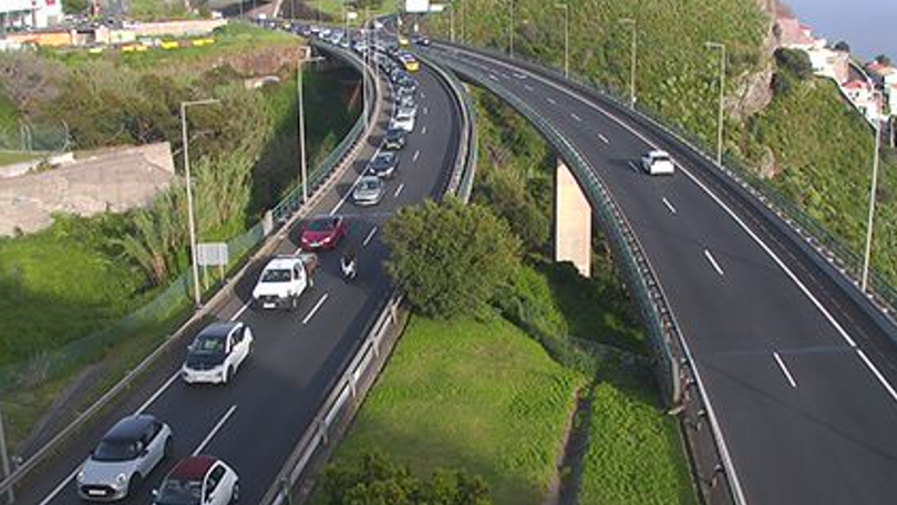 Imagem de Dois acidentes congestionam trânsito na Via Rápida